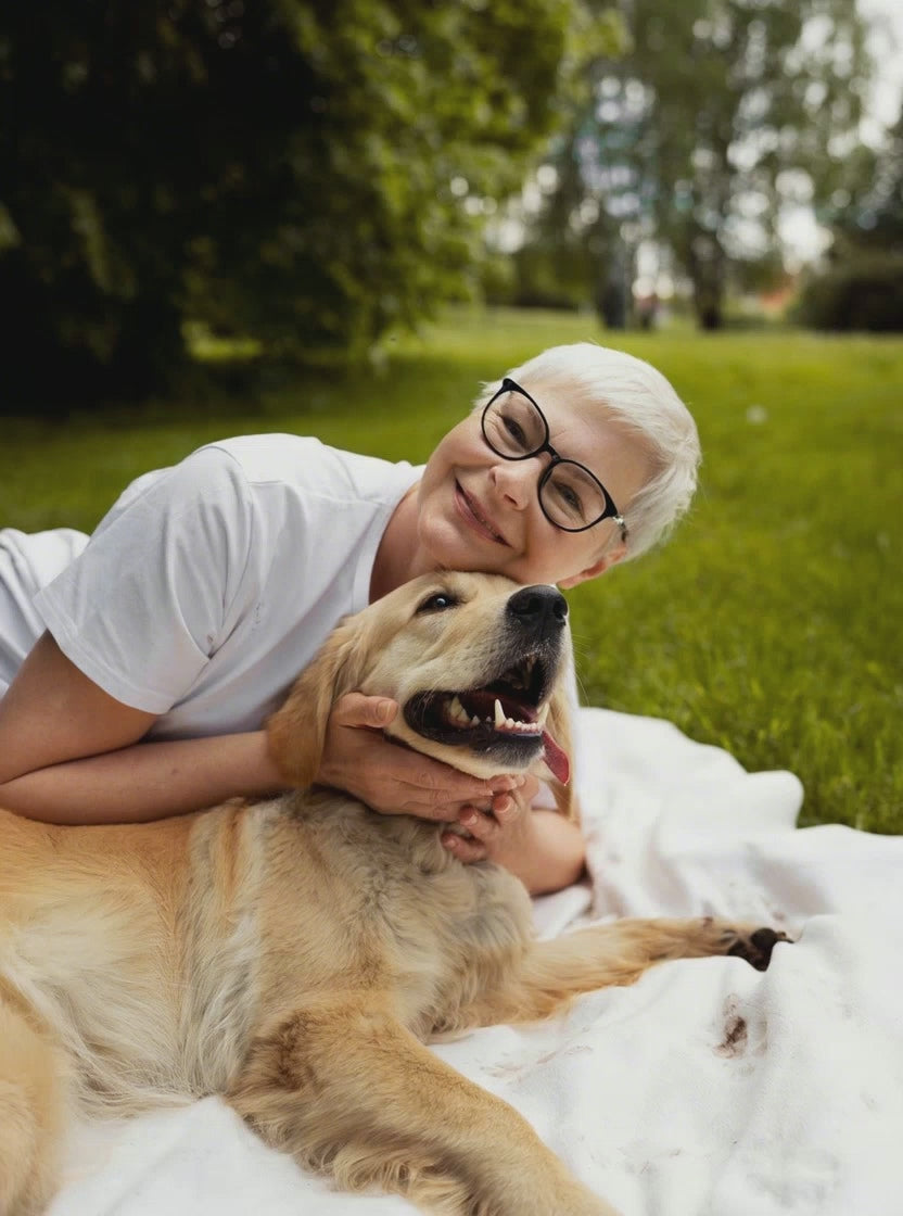 Video laden: Frau küsst Hund der frischen Atem und keinen Zahnstein hat